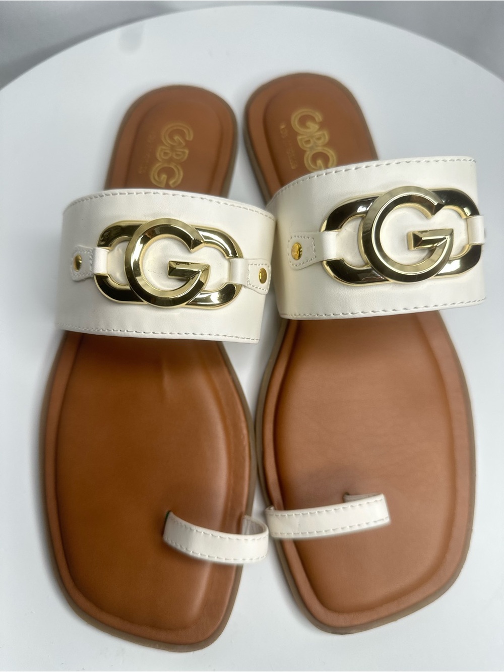 GBG Los Angeles Grever-C White Gold Logo Toe Ring Sandals 8.5 (SH121)